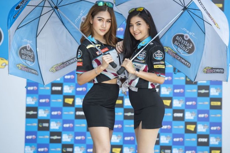 タイの傘をさすイベントコンパニオン・レースクイーン美人図鑑